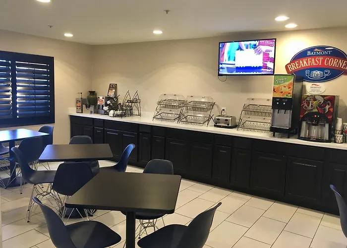 Hotel Baymont By Wyndham I-10 Near 51st Ave 2*